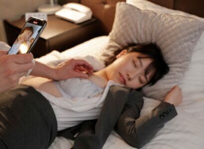 Chuyến công tác với kẻ nổi tiếng quấy rối ở công ty, cô gái bị chuốc thuốc ngủ - Phim sex không che full HD VLXX JAV