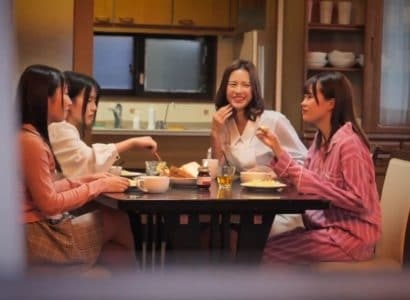 Bố đi vắng, 4 cô con gái ở nhà bị những tên côn đồ để ý tới - Phim sex không che full HD VLXX JAV